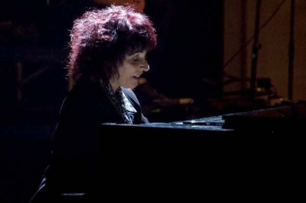 Marie Lacourci�re, piano.